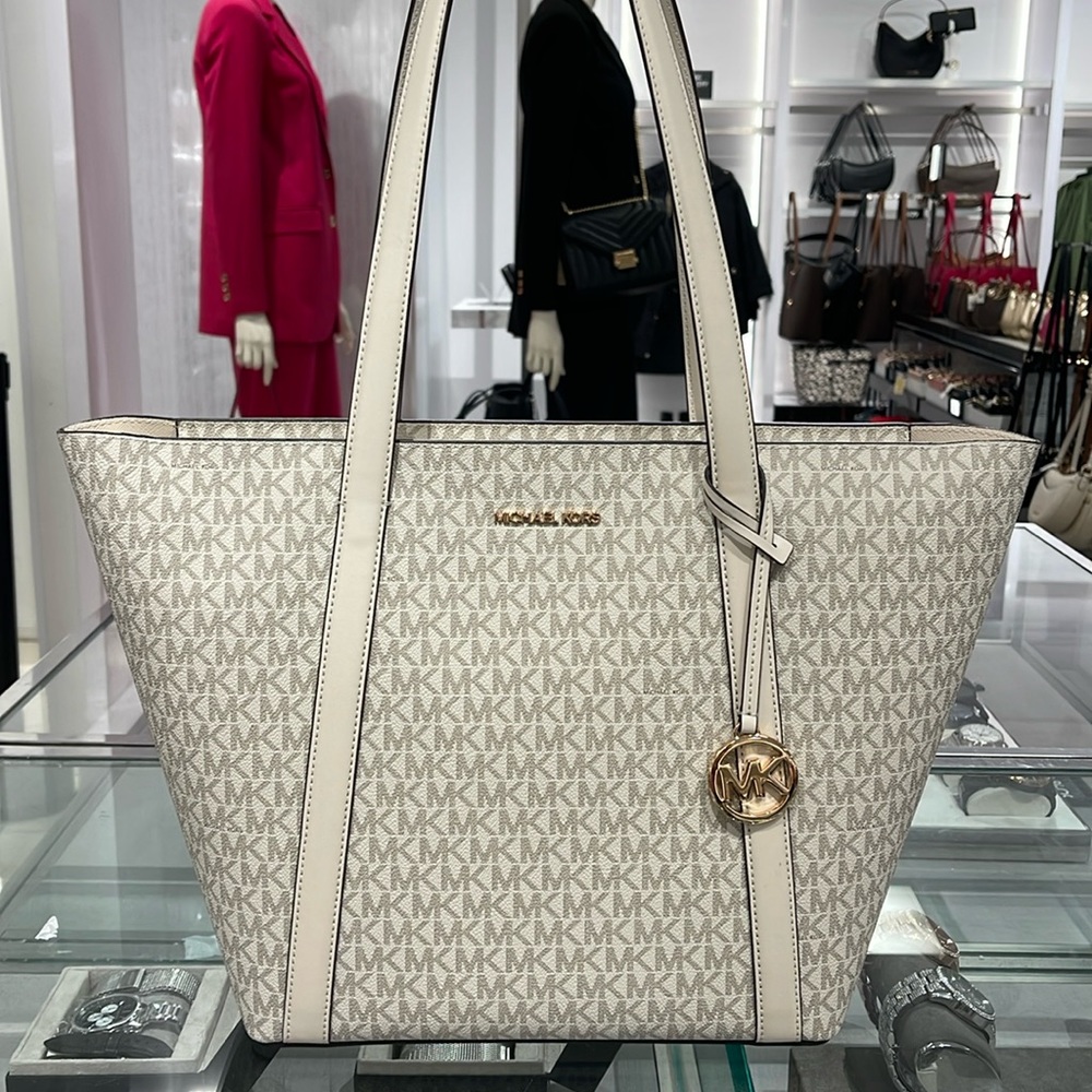 MICHAEL KORS
Pratt Large Signature Logo Tote Shoulder Bag
COLOR LIGHT CREAM
NWT